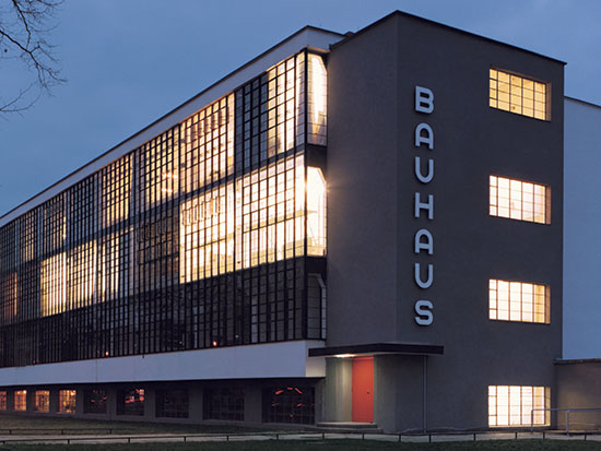 Bauhausgebäude in Dessau, Ansicht von Südwesten.
